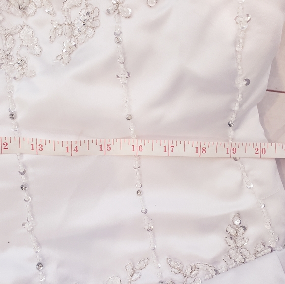 Gorgeous strapless beaded wedding gown - Picture 7 of 8